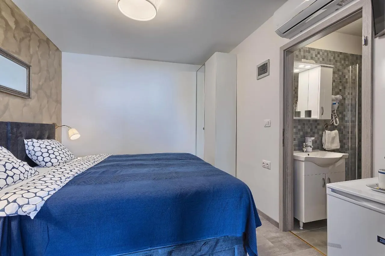 Luxury Flats In City Centre Pula 3*,